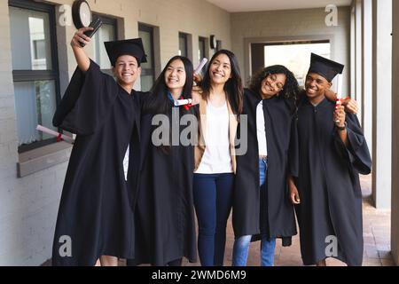 Verschiedene Gruppen von Absolventen feiern ihre Leistung Stockfoto