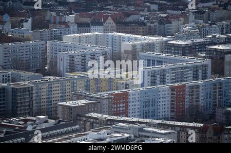 Berlin, Deutschland. Februar 2024. Blick auf Wohngebäude im Osten der Hauptstadt, aus dem Fernsehturm bei einer Pressekonferenz zur Präsentation der Tourismusbilanz des Statistischen Amtes Berlin-Brandenburg. Quelle: Monika Skolimowska/dpa/Alamy Live News Stockfoto