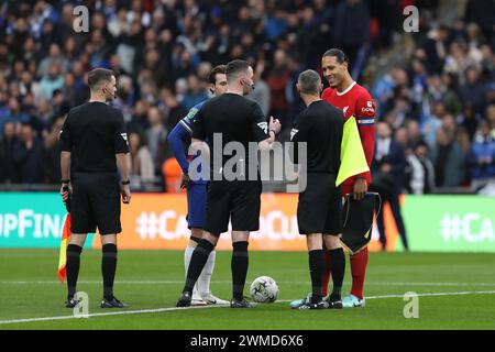 London, Großbritannien. Februar 2024. Virgil van Dijk aus Liverpool und Ben Chillwell aus Chelsea vor dem Finale des EFL Carabao Cup zwischen Chelsea und Liverpool im Wembley Stadium, London, England am 25. Februar 2024. Foto von Joshua Smith. Nur redaktionelle Verwendung, Lizenz für kommerzielle Nutzung erforderlich. Keine Verwendung bei Wetten, Spielen oder Publikationen eines einzelnen Clubs/einer Liga/eines Spielers. Quelle: UK Sports Pics Ltd/Alamy Live News Stockfoto
