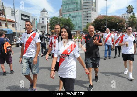 Buenos Aires, Argentinien, 25. Februar 2024. Fans von River Plate kommen im Stadion zum Spiel gegen ihren klassischen Rivalen Boca Juniors Credit: Workphotoagencia/Alamy Live News an Stockfoto