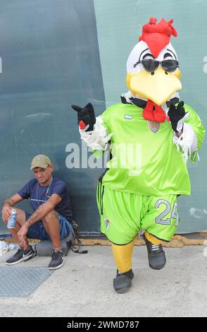 Buenos Aires, Argentinien, 25. Februar 2024. Fans von River Plate kommen im Stadion zum Spiel gegen ihren klassischen Rivalen Boca Juniors Credit: Workphotoagencia/Alamy Live News an Stockfoto