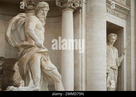 Der Trevi-Brunnen, entworfen von dem italienischen Architekten Nicola Salvi und fertiggestellt von Giuseppe Pannini im Jahr 1762, Rom, Italien. Stockfoto