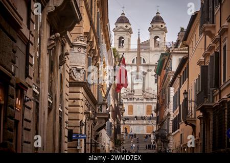 Spanische Treppe mit Kirche Santissima Trinità dei Monti, Rom, Italien. Stockfoto