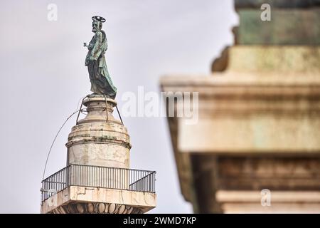 Trajans Säule erinnert an den Sieg des römischen Kaisers Trajan in den Dakerkriegen Roma in Italien. Stockfoto