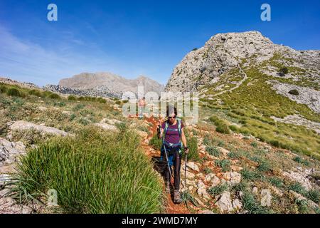 Zwei Frauen auf der Route "3 Tausend", Coll dels GATS, Naturgebiet der Serra de Tramuntana, Mallorca, Balearen, Spanien Stockfoto
