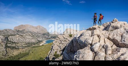 Zwei Frauen auf der Route "3 Tausend", die das Puig-Tal beobachten, das Naturgebiet der Serra de Tramuntana, Mallorca, die Balearen, Spanien Stockfoto
