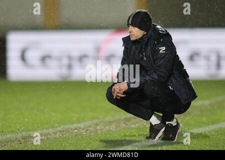 Boussu, Belgien. Februar 2024. Essevees Cheftrainer Vincent Euvrard sieht bei einem Fußballspiel zwischen Royal Francs Borains und SV Zulte Waregem am Sonntag, den 25. Februar 2024, in Boussu, am 23/30. Tag der zweiten Liga der Challenger Pro League 2023-2024, niedergeschlagen aus. BELGA FOTO BRUNO FAHY Credit: Belga News Agency/Alamy Live News Stockfoto