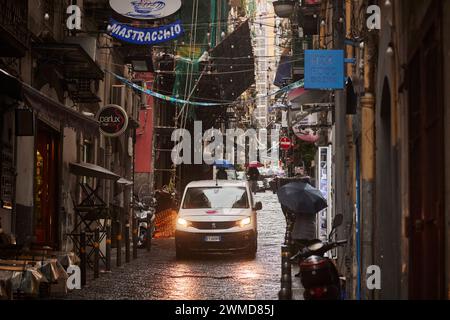 Enge Straße in der Altstadt von Neapel, Italien. Stockfoto