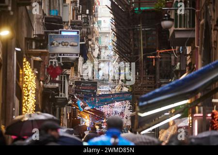 Enge Straße in der Altstadt von Neapel, Italien. Stockfoto