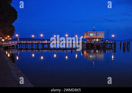 Blaue Stunde in Passignano am Trasimeno-See Stockfoto