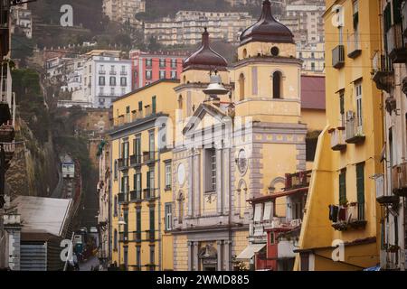 Montesanto Seilbahn Bergbahn und Chiesa di Santa Maria di Montesanto gelbe Kirche Neapel, Italien. Stockfoto