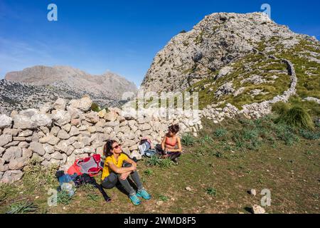Zwei Frauen auf der Route "3 Tausend", Coll dels GATS, Naturgebiet der Serra de Tramuntana, Mallorca, Balearen, Spanien Stockfoto