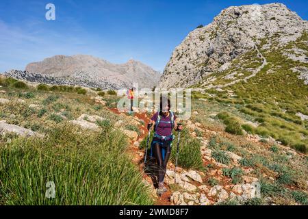 Zwei Frauen auf der Route "3 Tausend", Coll dels GATS, Naturgebiet der Serra de Tramuntana, Mallorca, Balearen, Spanien Stockfoto