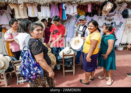 Merida Mexico, Uxmal, Souvenirhändler, Frauen Männer Jungen Mädchen, Ausstellungsverkauf, Hüte Fedoras Kleidung, Besuch Familie Familien Eltern Eltern Vater Mutter, Sohn Stockfoto