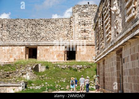 Merida Mexico, Puuc Stil Uxmal archäologische Zone Site, Zona Arqueologica de Uxmal, klassischer Maya Stadt Kalkstein, Besucher Mann Männer männlich, Frau Frauen Dame Stockfoto