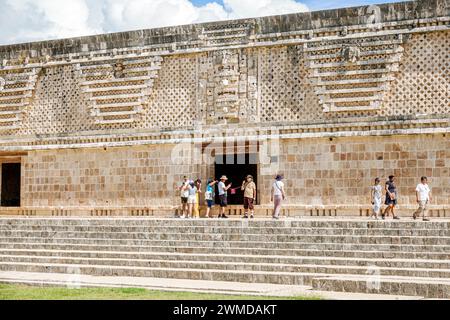 Merida Mexico, Puuc Stil Uxmal archäologische Zone Site, Zona Arqueologica de Uxmal, klassischer Maya Stadt Kalkstein, Besucher Mann Männer männlich, Frau Frauen Dame Stockfoto