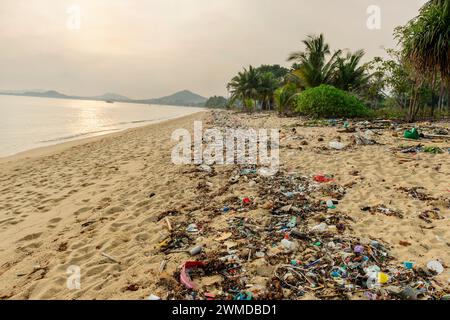 Koh Samui, Thailand - 18. Januar 2024: Mülldeponie am Strand Stockfoto