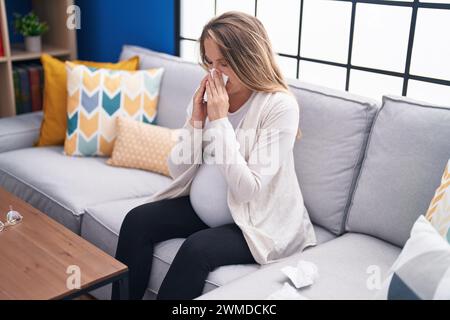 Junge Schwangere Krankheit mit Serviette zu Hause Stockfoto