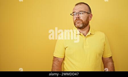 Cooler, attraktiver kaukasier, mittlerer Alter, bärtig und mit einer Sportbrille. in einer entspannten Pose, ernsthaft zur Seite schauen. Atemberaubende Porträtaufnahmen Stockfoto