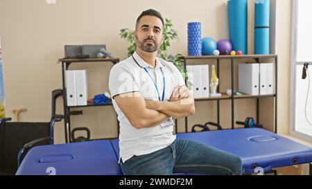 Selbstbewusster hispanischer Mann mit Bart in einer gut ausgestatteten Rehabilitationsklinik. Stockfoto