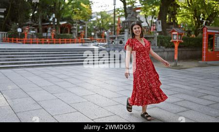 Die wunderschöne hispanische Frau posiert strahlend, lacht und lächelt und strahlt Selbstvertrauen aus im yasaka-Tempel in kyoto, japan. Stockfoto