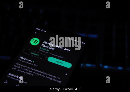 Nahaufnahme des Smartphones mit Spotify Musik und Radio Stockfoto