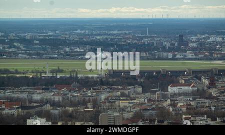 Berlin, Deutschland. Februar 2024. Blick auf das Tempelhofer Feld, umgeben von dichten Gebäuden, aus dem Fernsehturm bei einer Pressekonferenz zur Präsentation der Tourismusbilanz des Statistischen Amtes Berlin-Brandenburg. Quelle: Monika Skolimowska/dpa/Alamy Live News Stockfoto