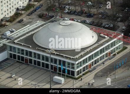 Berlin, Deutschland. Februar 2024. Blick auf das bcc Berlin Congress Center, aus dem Fernsehturm bei einer Pressekonferenz zur Präsentation der Tourismusbilanz des Statistischen Amtes Berlin-Brandenburg. Quelle: Monika Skolimowska/dpa/Alamy Live News Stockfoto