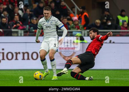 Mailand, Italien. Februar 2024. Emil Holm von Atalanta BC in Aktion mit Theo Hernandez vom AC Milan während des Fußballspiels der Serie A 2023/24 zwischen AC Milan und Atalanta BC im San Siro Stadium, Mailand, Italien am 25. Februar 2024 Credit: Independent Photo Agency/Alamy Live News Stockfoto