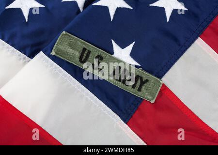 Band der US-ARMEE auf nationalem Hintergrund der US-amerikanischen Flagge Stockfoto