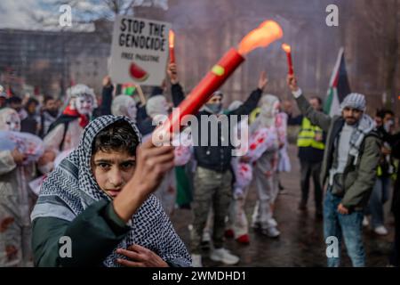 Rotterdam, Süd-Holland, Niederlande. Februar 2024. Eine Gruppe pro-palästinensischer Demonstranten zündet rote Flecken, wenn sie durch Rotterdam marschieren. Am 25. Februar 2024 versammelten sich pro-palästinensische Demonstranten auf der Binnenrotte in Rotterdam, Niederlande. Sie verlangten Israel, seine Hände von Rafah zu lassen. (Kreditbild: © James Petermeier/ZUMA Press Wire) NUR REDAKTIONELLE VERWENDUNG! Nicht für kommerzielle ZWECKE! Stockfoto