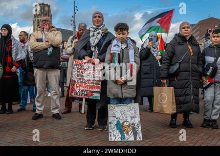 Rotterdam, Süd-Holland, Niederlande. Februar 2024. Am 25. Februar 2024 versammelten sich pro-palästinensische Demonstranten auf der Binnenrotte in Rotterdam, Niederlande. Sie verlangten Israel, seine Hände von Rafah zu lassen. (Kreditbild: © James Petermeier/ZUMA Press Wire) NUR REDAKTIONELLE VERWENDUNG! Nicht für kommerzielle ZWECKE! Stockfoto