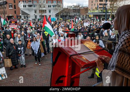 Rotterdam, Süd-Holland, Niederlande. Februar 2024. Eine Frau spricht mit Hunderten pro-palästinensischer Demonstranten. Am 25. Februar 2024 versammelten sich pro-palästinensische Demonstranten auf der Binnenrotte in Rotterdam, Niederlande. Sie verlangten Israel, seine Hände von Rafah zu lassen. (Kreditbild: © James Petermeier/ZUMA Press Wire) NUR REDAKTIONELLE VERWENDUNG! Nicht für kommerzielle ZWECKE! Stockfoto