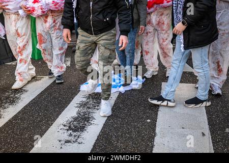 Rotterdam, Süd-Holland, Niederlande. Februar 2024. Eine Menge pro-palästinensischer Demonstranten läuft über eine handgemachte israelische Flagge. Am 25. Februar 2024 versammelten sich pro-palästinensische Demonstranten auf der Binnenrotte in Rotterdam, Niederlande. Sie verlangten Israel, seine Hände von Rafah zu lassen. (Kreditbild: © James Petermeier/ZUMA Press Wire) NUR REDAKTIONELLE VERWENDUNG! Nicht für kommerzielle ZWECKE! Stockfoto