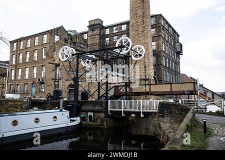 Die Turnbridge-Hubbrücke überspannt den Huddersfield Broad Canal und besteht aus einer Kombination von Rädern, Ketten und Gegengewichten, um die Lastkähne passieren zu lassen Stockfoto