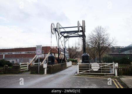 Die Turnbridge-Hubbrücke überspannt den Huddersfield Broad Canal und besteht aus einer Kombination von Rädern, Ketten und Gegengewichten, um die Lastkähne passieren zu lassen Stockfoto