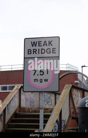 Ein Schild der schwachen Brücke nach britischem Standard im Porträt mit einem roten Kreis, der Fahrzeuge über 7,5 Tonnen Bruttogewicht warnt, die Brücke nicht zu betreten Stockfoto