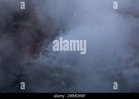 Kleiner dampfender Geysir auf island Stockfoto