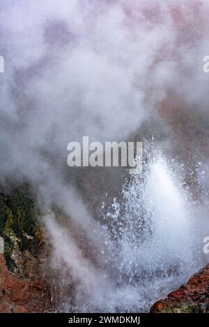 Kleiner dampfender Geysir auf island Stockfoto