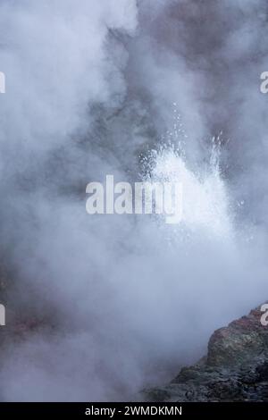 Kleiner dampfender Geysir auf island Stockfoto