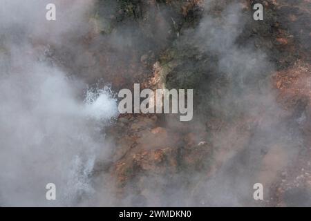 Kleiner dampfender Geysir auf island Stockfoto