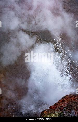 Kleiner dampfender Geysir auf island Stockfoto