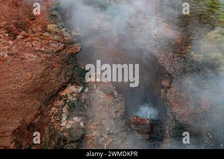 Kleiner dampfender Geysir auf island Stockfoto