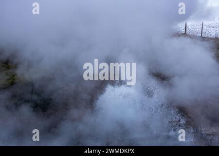 Kleiner dampfender Geysir auf island Stockfoto