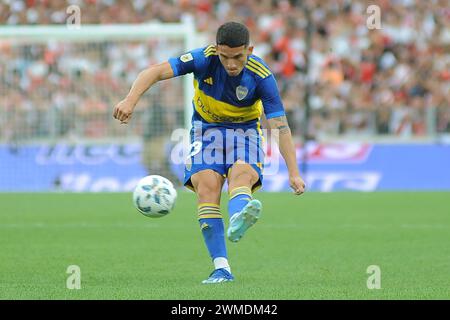 Buenos Aires, Argentinien, 25. Februar 2024. Lautaro Blanco schießt während des Spiels zwischen River Plate und Boca Juniors ins Tor. Quelle: Workphotoagencia/Alamy Live News Stockfoto