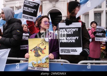 London, Großbritannien. Februar 2024. Solidarität mit der Ukraine marschiert vom Marmorbogen zur russischen Botschaft der Russischen Demokratischen Gesellschaft. Die Menschen brachten weiße und blaue Fahnen, um „eine mögliche künftige Flagge für ein friedliches Russland ohne das Rote der Aggression“ zu repräsentieren. Zwei Jahre sind seit der russischen Invasion vergangen. (Foto: Joao Daniel Pereira/SIPA USA) Credit: SIPA USA/Alamy Live News Stockfoto