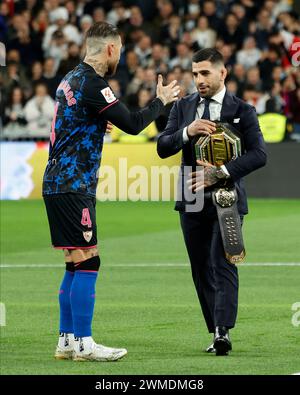 Madrid, Spanien. Februar 2024. Ilia Topuria spielte während des Liga-Spiels zwischen Real Madrid und Sevilla FC am 25. Februar 2024 im Santiago Bernabeu Stadion in Madrid. (Foto: Cesar Cebolla/PRESSINPHOTO) Credit: PRESSINPHOTO SPORTS AGENCY/Alamy Live News Stockfoto