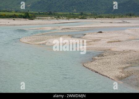 Die Vjosa, Europas letzter ungezähmter Fluss von der Quelle bis zur Mündung Stockfoto