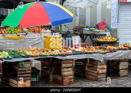 Santo Amaro, Bahia, Brasilien - 17. Mai 2015: Ein Marktstand mit Obst und Gemüse zum Verkauf in Santo Amaro in Bahia. Stockfoto