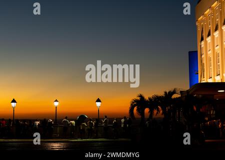 Salvador, Bahia, Brasilien - 21. April 2015: Silhouette von Touristen und Laternenpfosten bei Sonnenuntergang auf dem Platz Tome de Souza in der Stadt Salvador, Bahia. Stockfoto